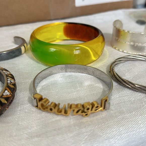 Six bangle bracelets - Picture 3 of 4